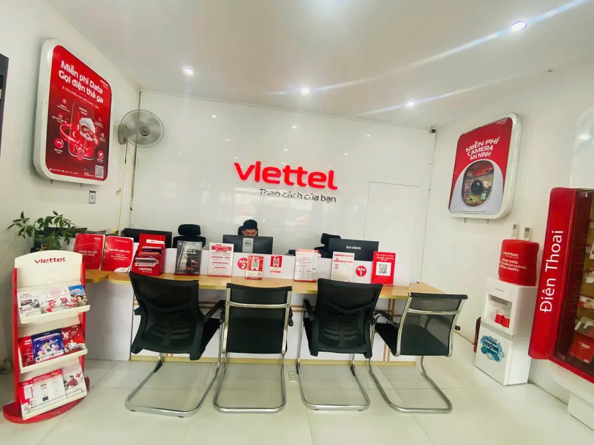 Quầy giao dịch và khu tư vấn bên trong cửa hàng Viettel tại phường Phú Thọ