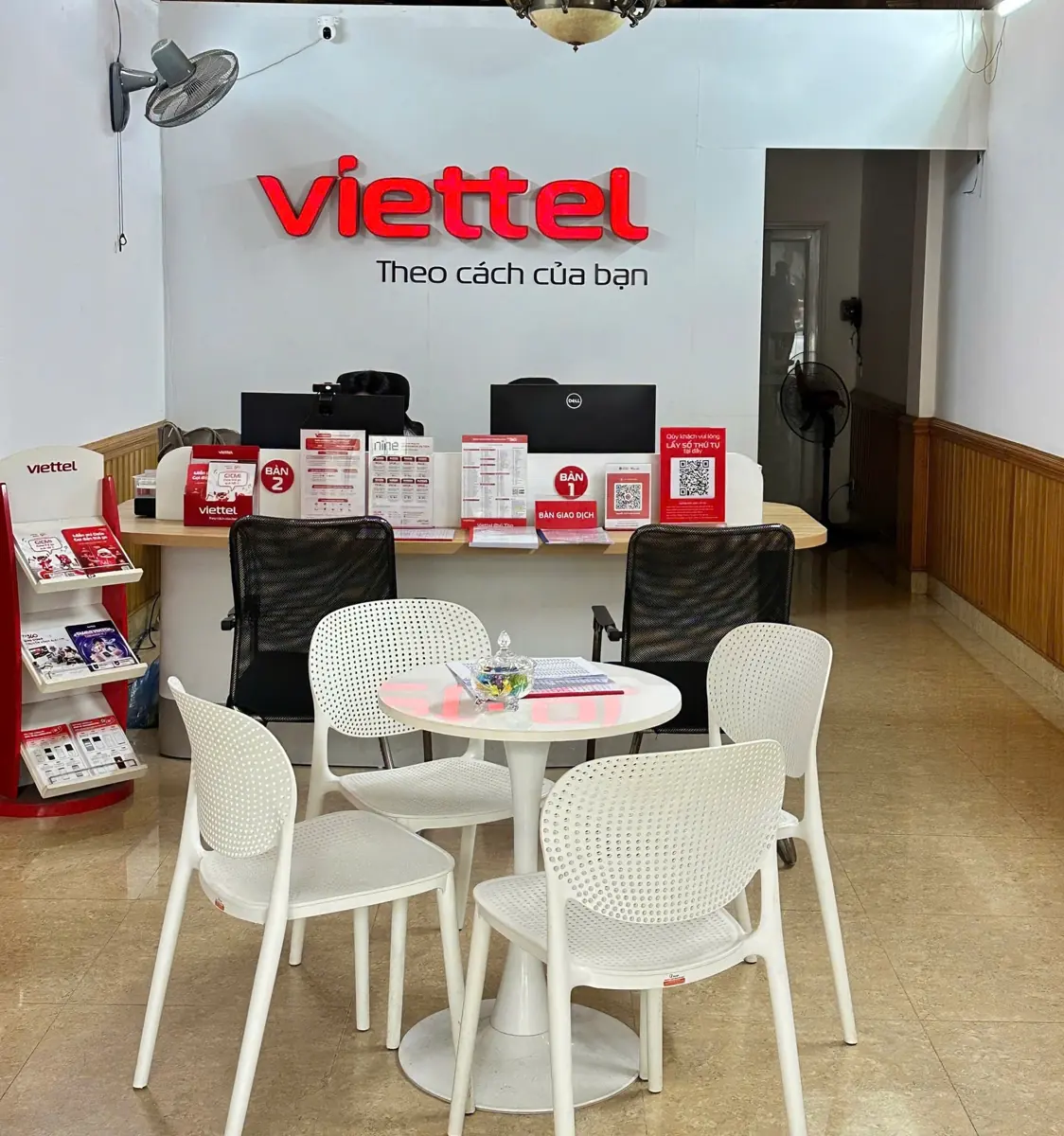 Bàn giao dịch và khu tiếp khách bên trong cửa hàng Viettel tại Thanh Miếu